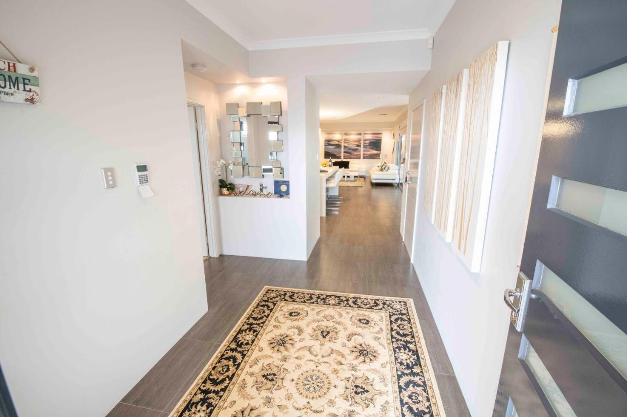 Magnificent Beach Retreat Jindalee ภายนอก รูปภาพ